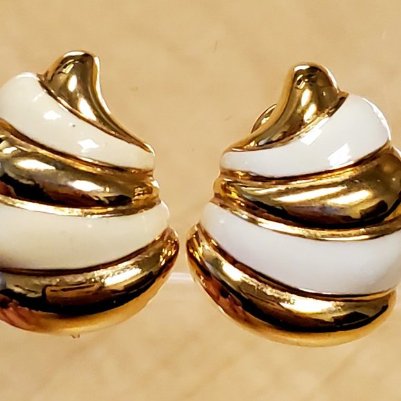 Vintage Signed MONET Gold and Cream Enamel Shell Clip Earrings - Picture 9 of 11